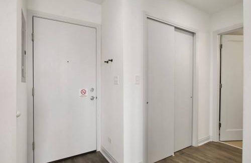 East Hyde Park Apartment | Pet-Friendly Apartments in Chicago, IL - 4-Star Comfort
