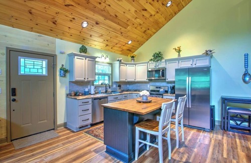 Hampton Cabin | Idyllic TN Mountain Escape Surrounded by Nature's Beauty