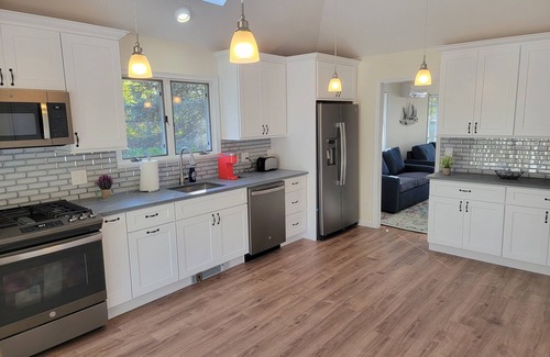 Greenwich Apartment | Inviting Apartment Steps from Town, Train & Beach Ferry