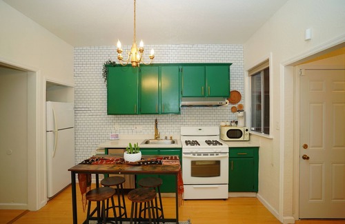 Oak Center House | Inviting Uptown Retreat Near CL Train & Convention Center