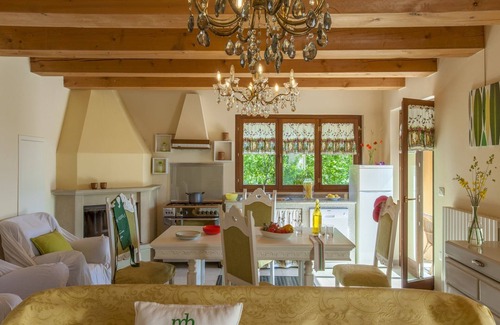 Pergola Villa | Pet-Friendly Paradise at Belvilla by OYO Casa Volpara