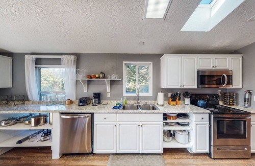 Port Orford House | Tranquil Waterfront Retreat with Lake Views & Home Office