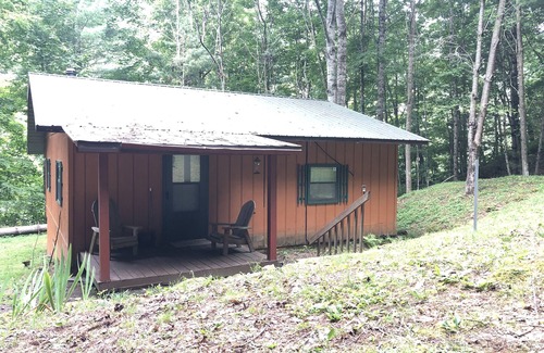 Sylva House | Tranquil Hotel with Creek and Ocean View Amenities