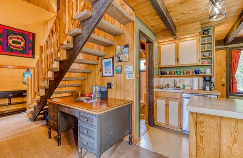 Government Camp Cabin | Tranquil Wooded Retreat with Free WiFi & Nearby Skiing