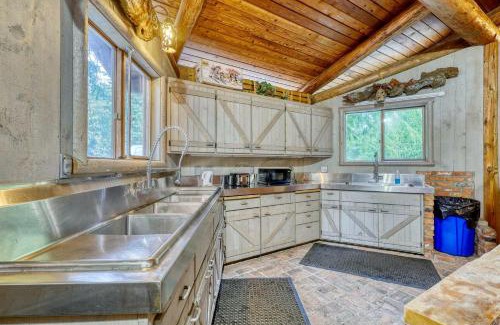 Anacortes House | Serenely Rustic Cabin Haven near Whistle Lake in Washington