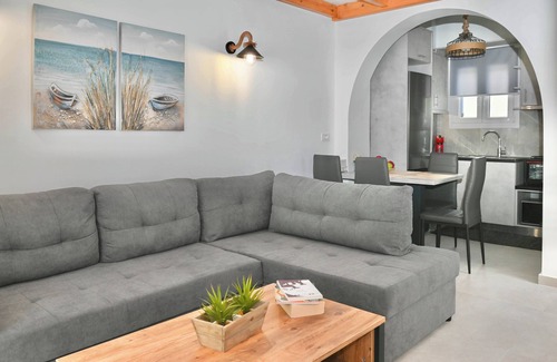 Kamari Apartment | Seaward: Family-Friendly Stay with Breakfast and Kitchen