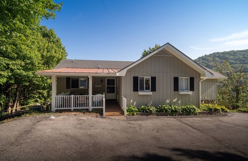 Frank Cottage | Experience Serenitee Cottage: Golf, Pickle Ball & Spa Retreat