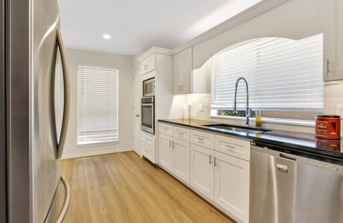 Plano House | Inviting 4BR Retreat with Lagoon Pool in Vibrant Plano
