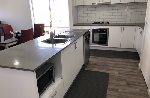 Pakenham House | Family-Friendly Serenity 9 - Whole House with Kitchen