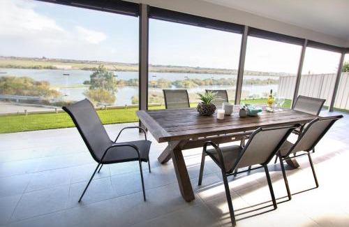 Seymour House | Experience 'Serenity' with Murray River Views & Family Amenities
