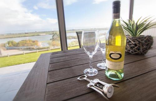 Seymour House | Experience 'Serenity' with Murray River Views & Family Amenities