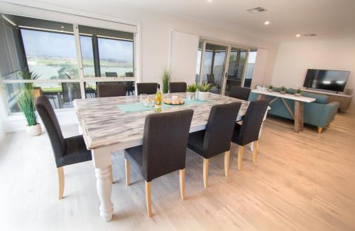 Seymour House | Experience 'Serenity' with Murray River Views & Family Amenities