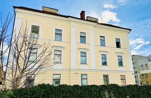 Leoben Apartment | Welcoming Serenity Apartment with Free Parking & Breakfast