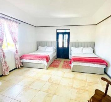 Harrismith House | Oceanfront Villa: Family-Friendly Retreat with Pool Access