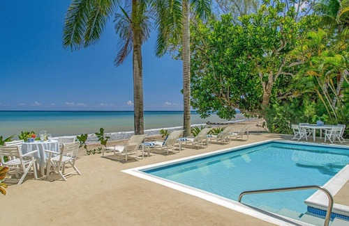 Montego Bay Villa | Beachfront Bliss: 4-Bed Villa in Montego Bay with Pool