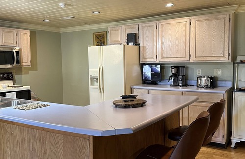 Scottsboro House | Idyllic Serenity Cove: Waterfront Retreat with Kayaks & Fire Pit