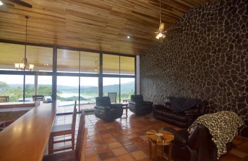 La Fortuna House | Serenity House: Private Pool & Volcano View Retreat