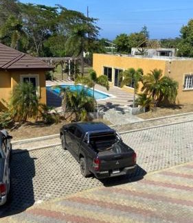 Runaway Bay Apartment | Serenity Escape: Oceanfront Retreat with Pool and Pet Friendly