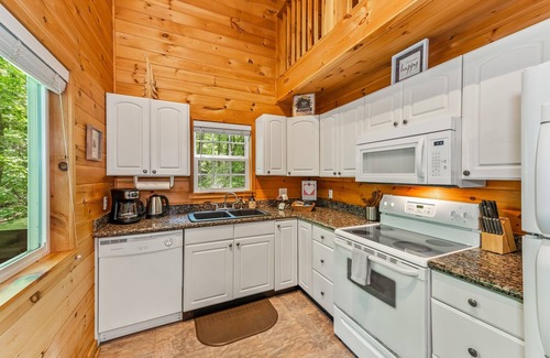 Fort Payne Cabin | Enchanted Treehouse Retreat with Trails and Cozy Fire Pit