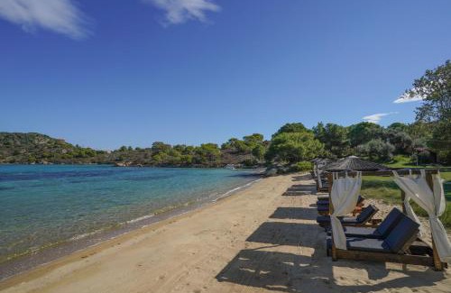 Sithonia House | Beachfront Serenity Estate: 4-Star Oasis with Hot Tub
