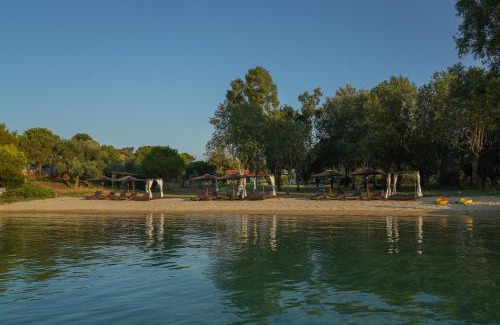 Sithonia House | Beachfront Serenity Estate: 4-Star Oasis with Hot Tub