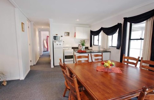 Fordwich Cottage | Inviting Serenity Grove: Family-Friendly with Breakfast & Kitchen