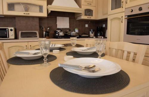 Aigio Villa | Welcoming Serenity Guesthouse: Family-Friendly Retreat