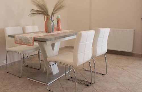 Aigio Villa | Welcoming Serenity Guesthouse: Family-Friendly Retreat