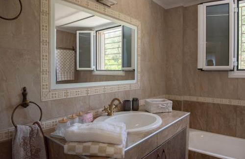 Aigio Villa | Welcoming Serenity Guesthouse: Family-Friendly Retreat