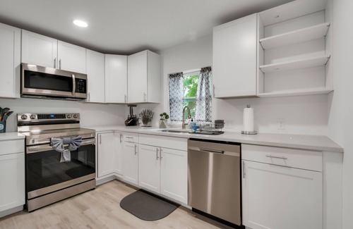 Westgate House | Experience Serenity Haven: Pet-Friendly with Breakfast & Kitchen