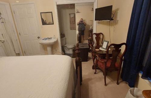 Brownsville Bed & Breakfast | Relax at Serenity Hill Bed and Breakfast with Hot Tub