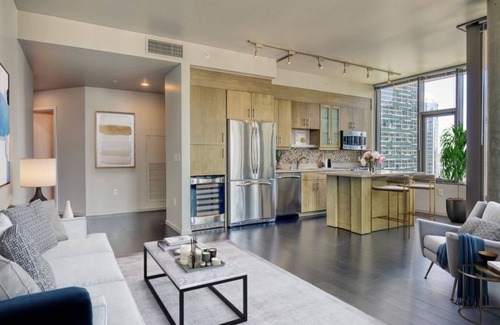 Belltown Condo | Urban Retreat: 1BR Condo with Pool at Via 6