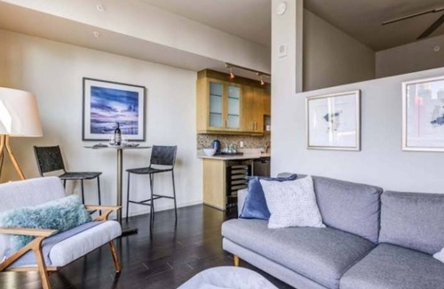 Belltown Condo | Urban Retreat: 1BR Condo with Pool at Via 6