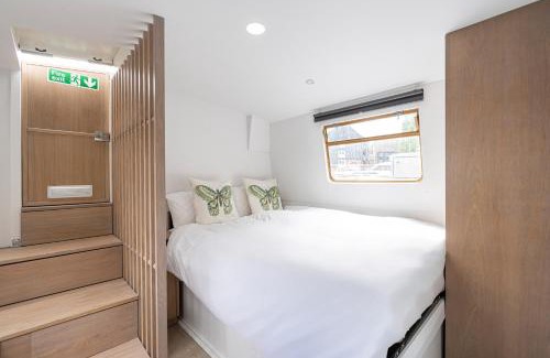 Tower Hill Boat Rental | Discover Serenity in Central London for Family Travelers