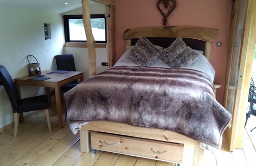 Pentrefelin Cabin | Discover Serenity Lodge: A Unique Glamping Experience