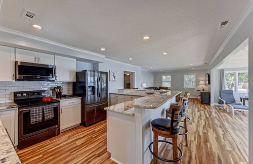 Mayhew House | Lakefront Serenity Now by SoCharm | Guest Rated 9.8/10!