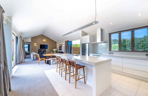 Wanaka House | Exceptional Serenity on Ruby Ridge with Family-Friendly Amenities