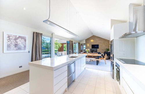 Wanaka House | Exceptional Serenity on Ruby Ridge with Family-Friendly Amenities