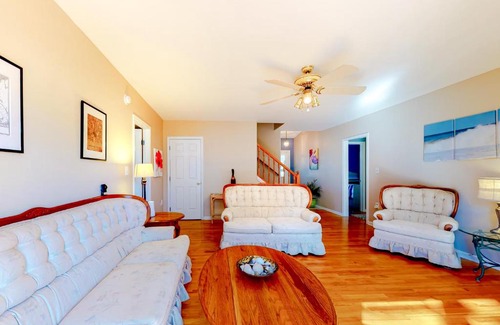 Caine Woods House | Experience Serenity at Sailing Rd: Pet-Friendly Retreat