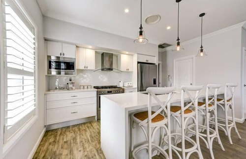 Dubbo House | Family-Focused Serenity on Severn with Breakfast & More