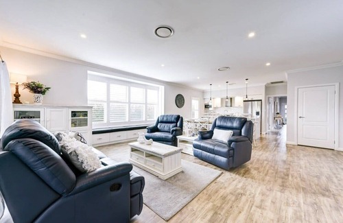Dubbo House | Family-Focused Serenity on Severn with Breakfast & More