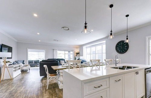 Dubbo House | Family-Focused Serenity on Severn with Breakfast & More