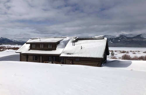 Stanley House | Unwind at Serenity on the Salmon River with Spa & Pet Friendly