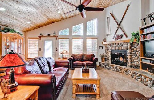 Yosemite West House | Experience Serenity Pines: Family-Friendly Getaway Awaits