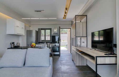 Zakharo House | Serenity Suites: Enjoy a Sea View at Kaiafa Lake Greece