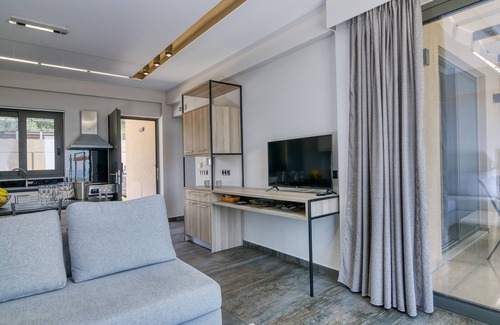 Zakharo House | Serenity Suites: Enjoy a Sea View at Kaiafa Lake Greece