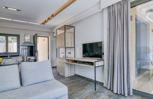 Zakharo House | Serenity Suites Sea View: Relaxing Getaway at Kaiafa Lake