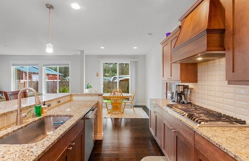 Kenmore House | Relax at Serenity Shores in Kenmore with Spa & Breakfast