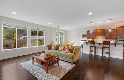 Kenmore House | Relax at Serenity Shores in Kenmore with Spa & Breakfast