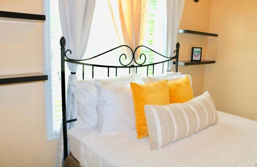 South View Bed & Breakfast | Pet-Friendly Serenity Stay: Rated 10/10 for Comfort